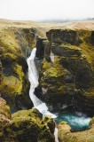 Tablou Canvas, "Cascada ascunsă &icirc;n peisaj st&acirc;ncos", Cascadă, St&acirc;nci, Mușchi, Apă, Peisaj, Natural, Verde, Curgere, Cădere, 26 x 39 cm, CMCLASS