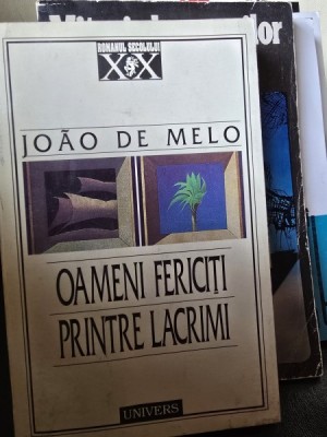 Oameni fericiti printre lacrimi - Joao de Melo foto