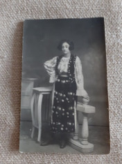 CARTE POSTELA, 1922, FEMEIE IN PORT POPULAR foto
