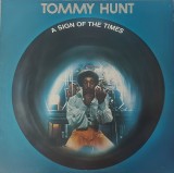 Tommy Hunt &lrm;&ndash; A Sign Of The Times, LP, UK, 1976, stare excelenta (VG+)