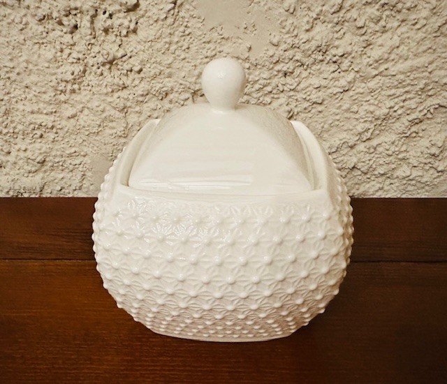 BOMBONIERA DIN PORTELAN FIN- MARCAJ HERVIT PORZELLAN H14CM