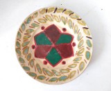 Farfurie ceramica, anii 80, lucrata manual, 19cm diametru, cu gauri pentru agatatoare