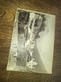 Cumpara ieftin FOTOGRAFIE ,PANORAMA DIN ZONA MANASTIRII COZIA, CASE SI PERSONAJE, 1901