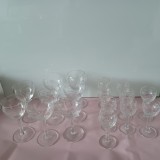 Cumpara ieftin Lot 17 pahare vechi din cristal,cu picior:8 pentru vin, 9 pentru tarie/aperitiv