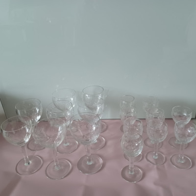 Lot 17 pahare vechi din cristal,cu picior:8 pentru vin, 9 pentru tarie/aperitiv foto