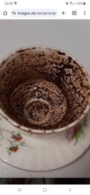 Ghicesc &amp;icirc;n cărți de tarot și cafea, doamnă romanca serioasa cu har. foto