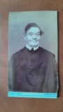 Fotografie tip CDV, barbat cu tichie, inceput de secol XX