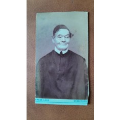 Fotografie tip CDV, barbat cu tichie, inceput de secol XX