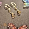 Cercei placati cu aur cu charm mobil si zirconia roz-auriu, SaraTremo