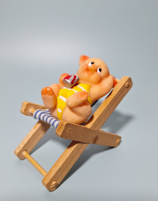 Figurina din rasina - porc - porcusor pe sezlong cu doza de suc, 8x6.5x4.5 cm foto