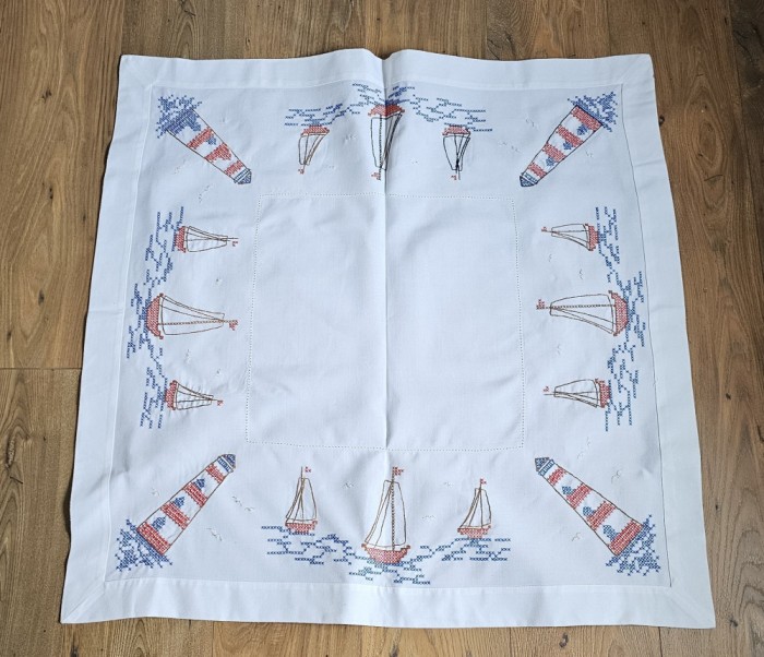 FATA DE MASA VINTAGE DIN MATERIAL SINTETIC CU MODEL CUSUT MANUAL IN CRUCIULIȚE