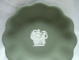 FARFURIE PORTELAN ENGLEZESC WEDGWOOD GREEN JASPERWARE DECOR CELE TREI GRATII 14 CM