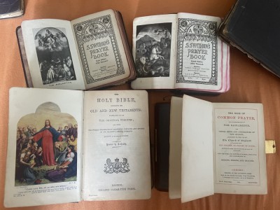 7 carti religioase : Biblia / Biblie / Carti de rugăciuni foto