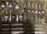 Set vechi de tac&acirc;muri argintate - marca Berndorf, pentru 6 persoane, complet, lingurile, furculițele și lingurițele au monograma