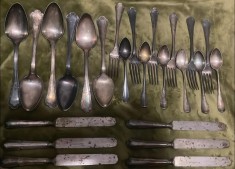 Set vechi de tac&acirc;muri argintate - marca Berndorf, pentru 6 persoane, complet, lingurile, furculițele și lingurițele au monograma