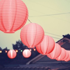 Decoratiune Lampion Iluminat LED pe Baterii pentru Terasa sau Gradina, Culoare Rosu, Diametru 20cm