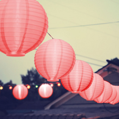 Decoratiune Lampion Iluminat LED pe Baterii pentru Terasa sau Gradina, Culoare Rosu, Diametru 20cm foto