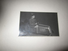 copil in masinuta veche dim 8x5 cm album 387 foto