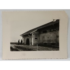 DOI BARBATI IN COSTUM LANGA O CLADIRE DEPOZIT , FOTOGRAFIE , PERIOADA INTERBELICA