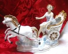 BIBELOU PORTELAN ARPO CURTEA DE ARGES FEMEIE IN CALEASCA CU CAI 28 CM