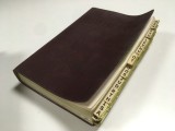 BIBLIA CORNILESCU OHIO SUA 1994 CU EXPLICATII SI TRIMITERI, COPERTI PIELE FLEXIBILE, MARGINI AURITE-INDICATOARE ADAUGATE CU INCEPUTUL CARTILOR BIBLIEI