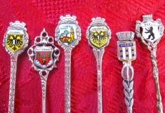 SET LINGURITE ARGINTATE PLACATE CU ARGINT CU MEDALIOANE DIN PORTELAN