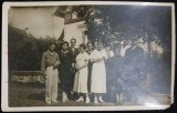 Fotografie tip Carte Postala, Grup de prieteni la o zi festiva, perioada interbelica