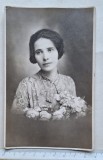 Fotografie portret interbelic &ndash; Atelier L. Waisman București &ndash; t&acirc;nără cu buchet &ndash; cca. 1930