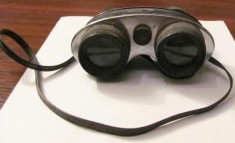 PVM - Binoclu din plastic dur, mai vechi, marcat &quot;BINOCULAR&quot; / tip jucarie / functional R.P. Chineza