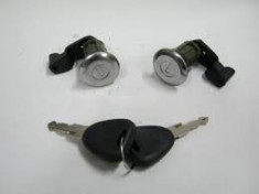 Set yale inchidere Renault Clio 2, Master 1998-2010, Scenic 1999-2003, Thalia/Symbol 1999-2008, Megane 1999-2002, cu 2 butuci blocare usa, stanga/dre foto