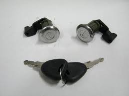 Set yale inchidere Renault Clio 2, Master 1998-2010, Scenic 1999-2003, Thalia/Symbol 1999-2008, Megane 1999-2002, cu 2 butuci blocare usa, stanga/drea Set yale inchidere Renault Clio 2, Master 1998-2010, Scenic 1999-2003, Thalia/Symbol 1999-2008, Megane 1999-2002, cu 2 butuci blocare usa, stanga/drea