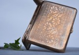 Tabachera ruseasca de tabla aurita cu motive traditionale