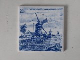 Placa ceramica faianta Delft blue / albastru, decor peisaj olandez cu barca pe canal si moara