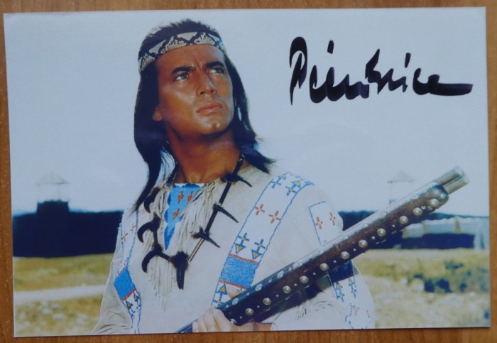 Autograf al actorului francez Pierre Brice cunoscut pentru rolurile din ciclul de filme cu Winnetou si Dacii, de Sergiu Nicolaescu