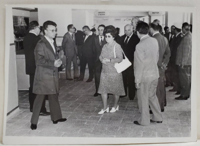 GRUP DE OFICIALI LA DESCHIDEREA MAGAZINULUI I.D.M.S , SOS. COLENTINA , BLOC 64 , FOTOGRAFIE , MAI , 1977 foto