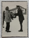 Fotografie, Ofiter al armatei romane, intampinat cu fanfara strajerilor, perioada celui de-al doilea razboi mondial