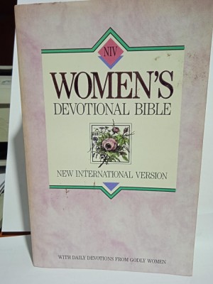 Women&amp;rsquo;s Devotional Bible foto
