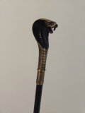 Elegant baston cu m&acirc;ner cap de cobra