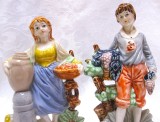 BIBELOU PORTELAN FATA SI BAIAT CU COSURI CU FRUCTE 19 CM