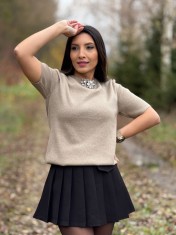 Bluza dama bej cu aplicatie cu pietricele la gat