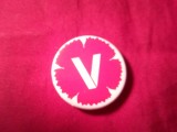 Insigna - Semnul Victoriei - V , metal si email , d=2,7cm