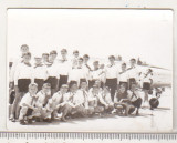 Bnk foto - Grup de pionieri langa avion, Alb-Negru, Romania de la 1950