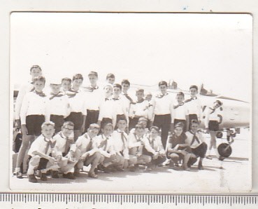 bnk foto - Grup de pionieri langa avion