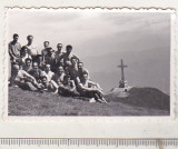 Bnk foto Excursionist la Crucea Eroilor de pe Caraiman anii `60, Alb-Negru, Romania de la 1950, Cladiri