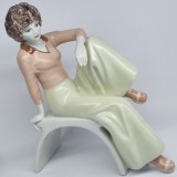 Fata pe scaun - Bibelou (RAR) portelan romanesc Alba Iulia, vechi, vintage