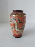 Vază Japoneză Dragonware Moriage &ndash; Portelan Nippon Tokusei, Dragon 3D Relief, Pictată Manual, Portocaliu cu Aur, Antichitate Perioada Meiji/Taisho