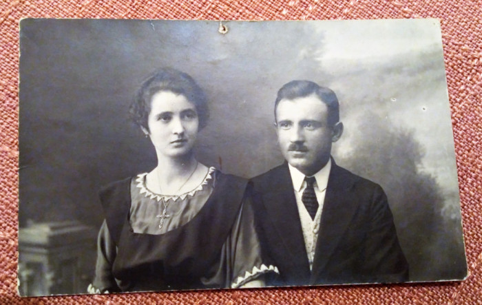 Tineri logoditi - Fotografie tip carte postala datata 1920