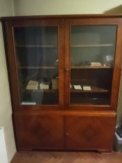 Biblioteca inchisa lemn masiv furniruit