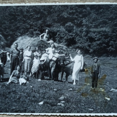 Fotografie de grup cu care trase de boi, Tilisca anii' 30// tip CP