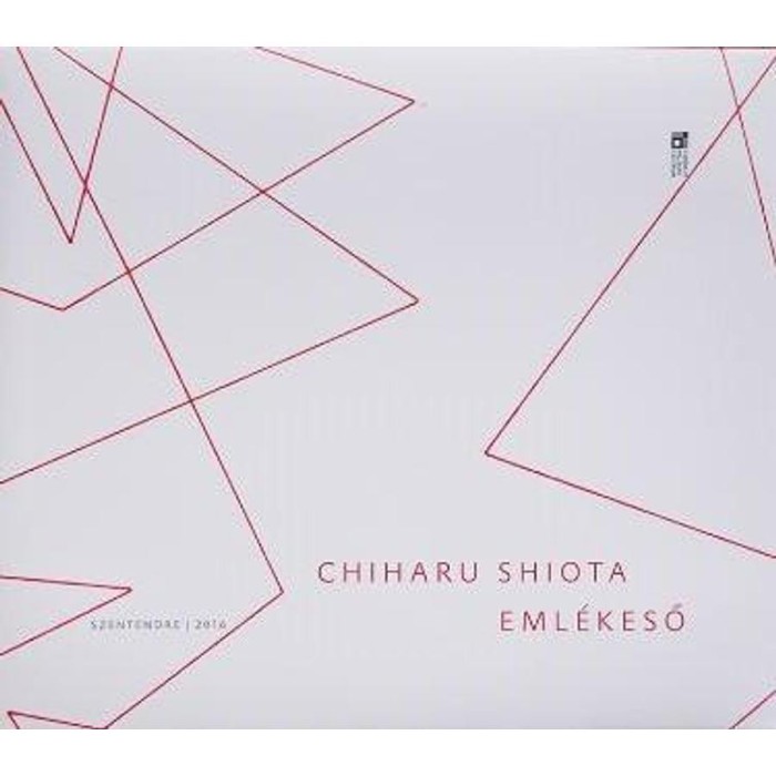Chiharu Shiota Eml&eacute;keső - Barab&aacute;si Albert- L&aacute;szl&oacute;